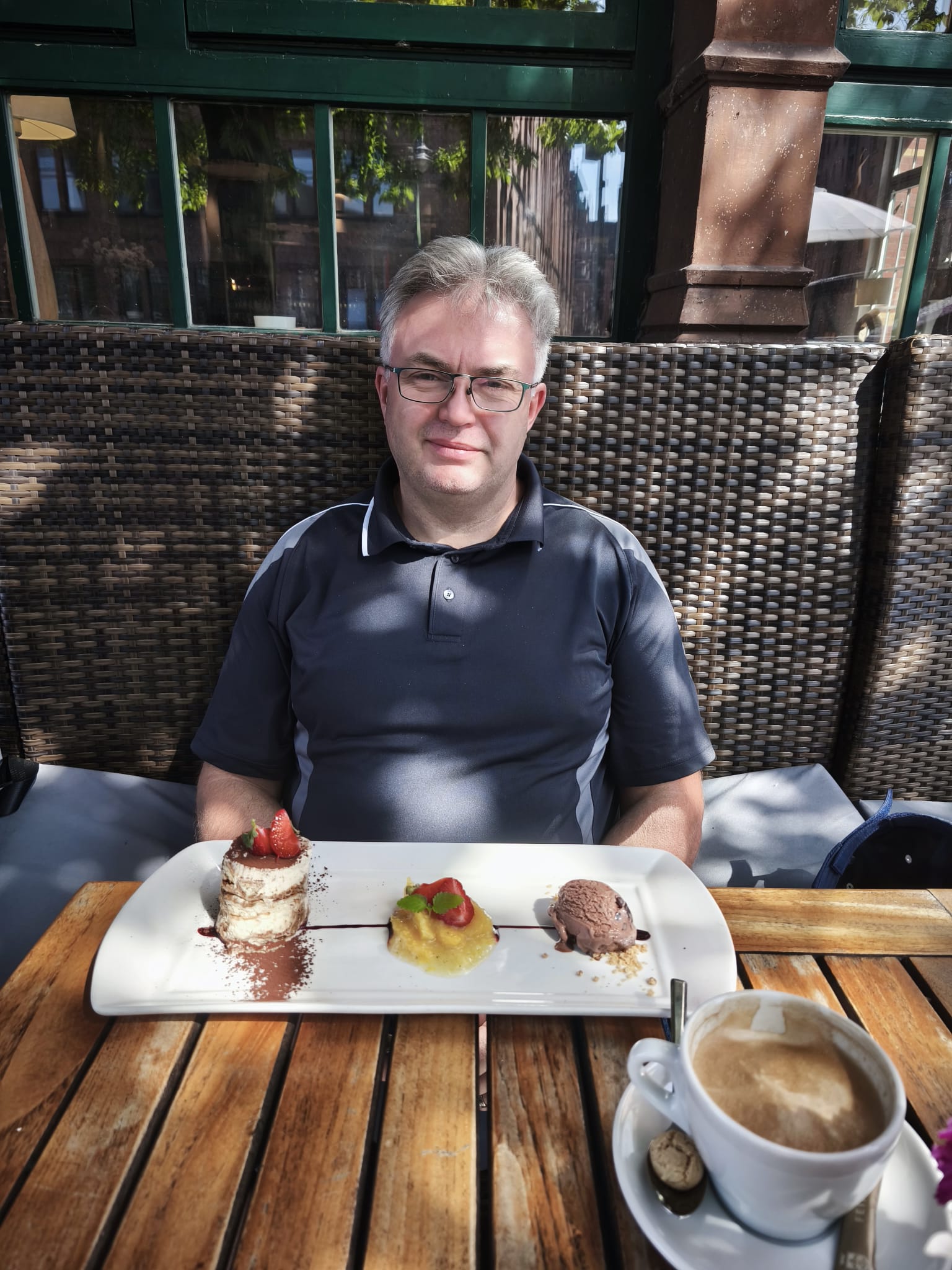 Papa bei einem Nachtisch im Café