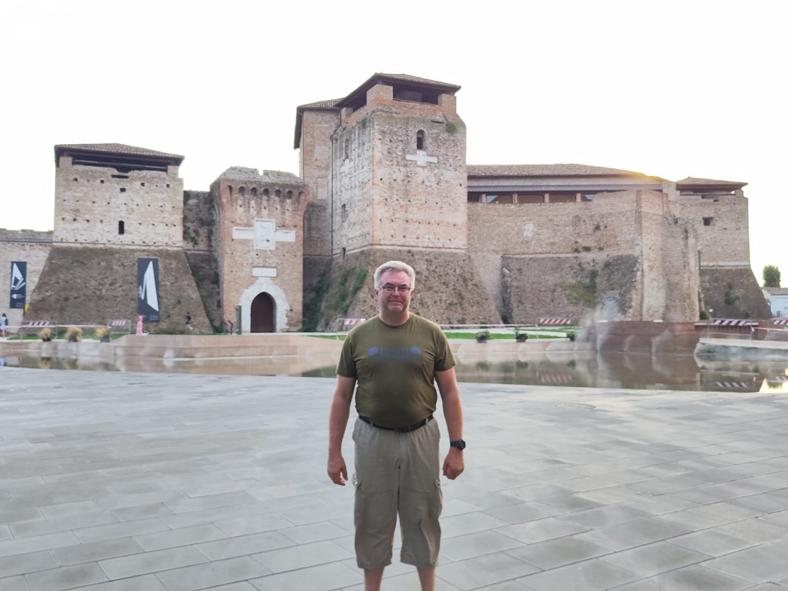 Papa vor einer historischen Burg in Italien