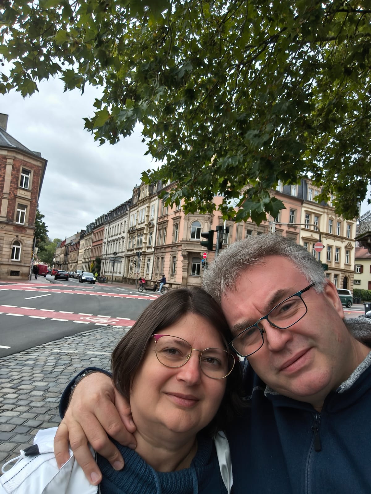 Gemeinsames Selfie auf der Straße